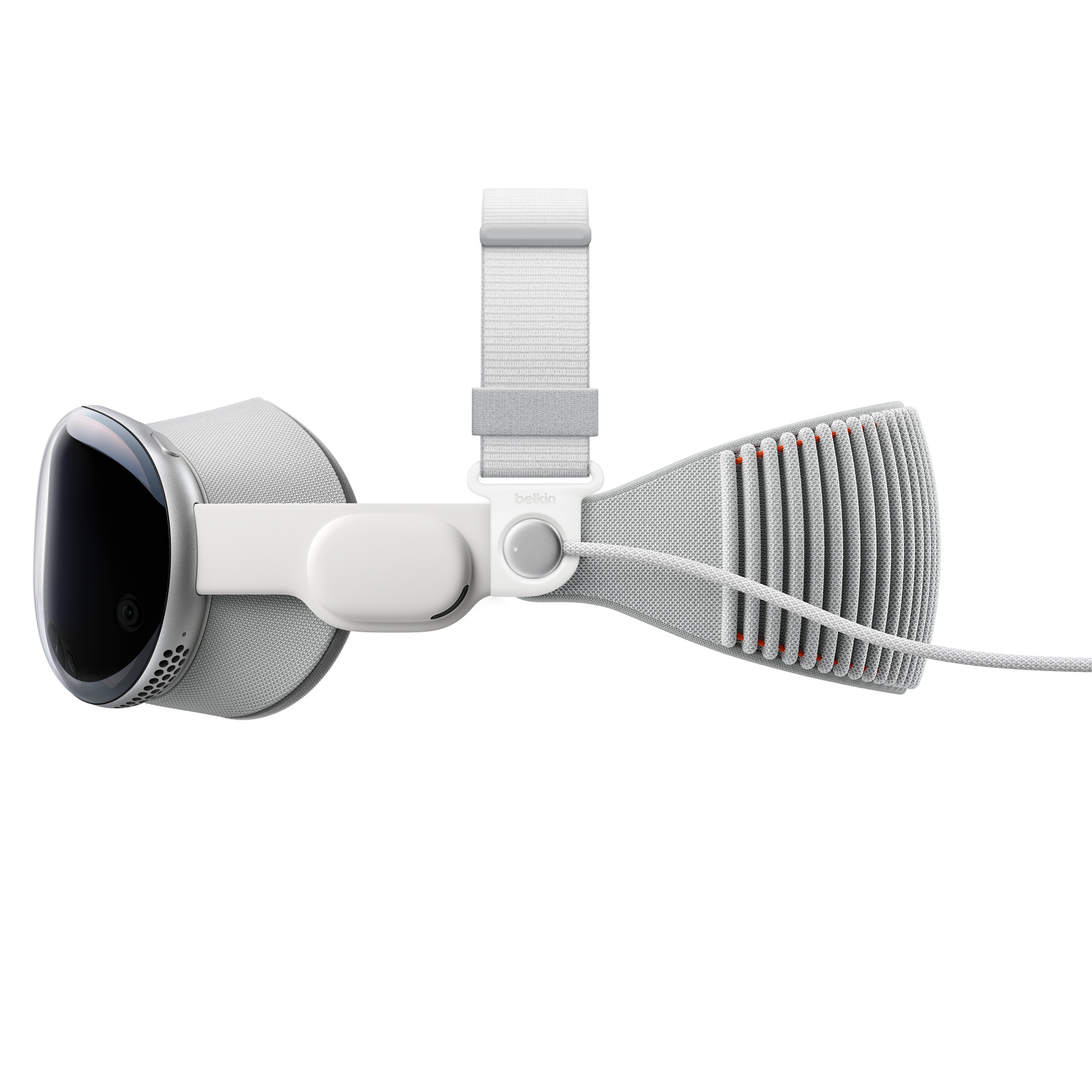 Левая внешняя часть Apple Vision Pro, собранная с серым ремнем на голову Belkin и ребристым Solo Knit Band, с зарядным кабелем, подключенным к круглому источнику питания через белый круглый запирающий механизм.